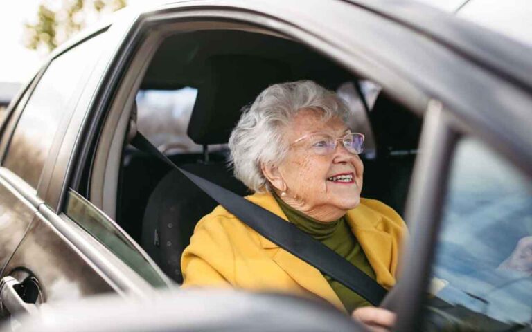personne-agée-donne-voiture