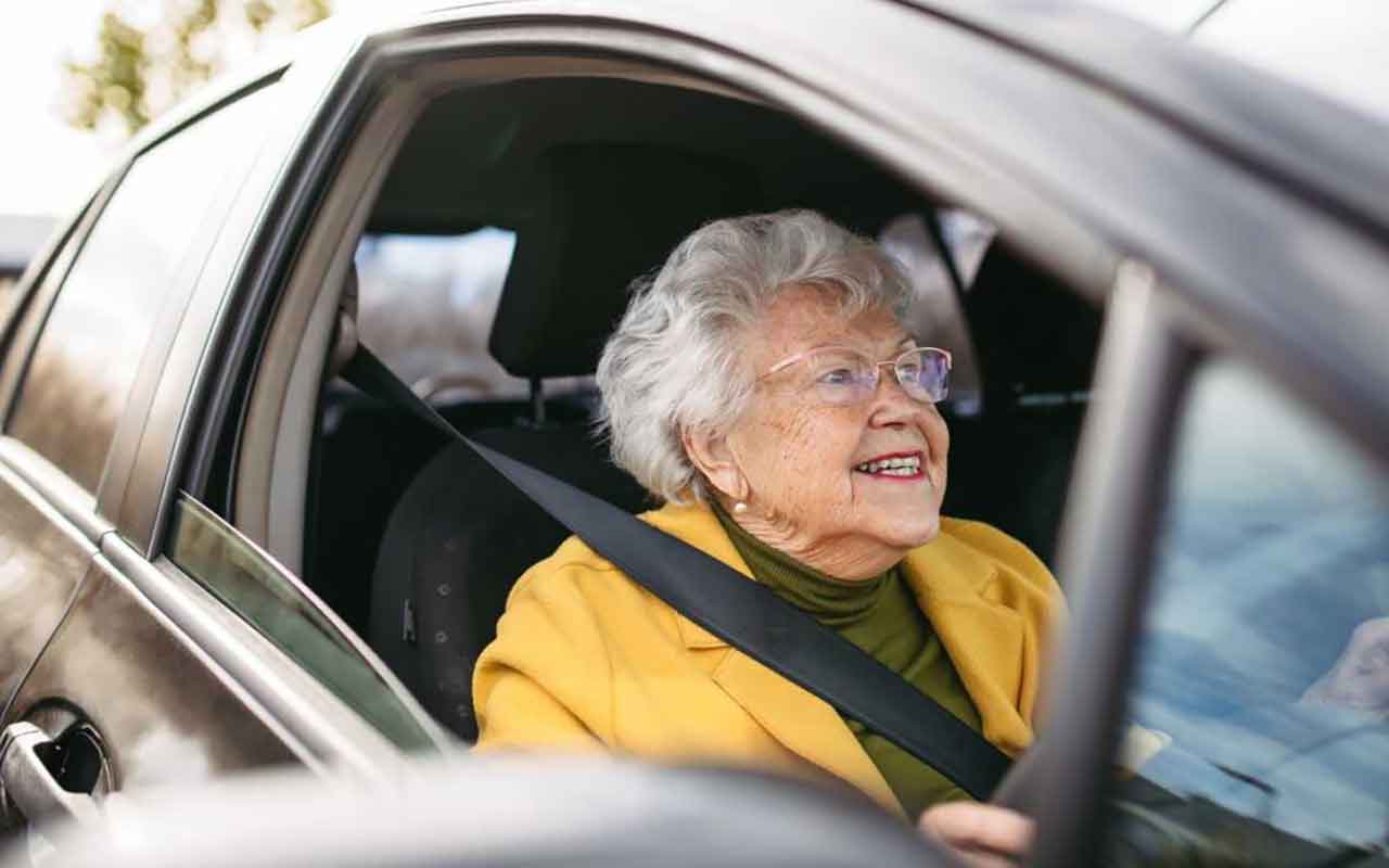 personne-agée-donne-voiture